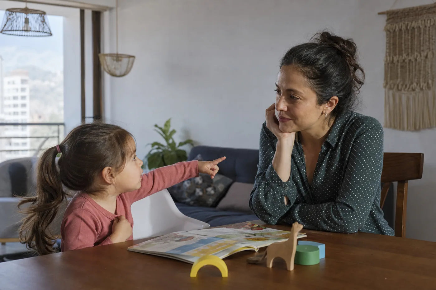 Madre escuchando a su hija durante una actividad de comunicación